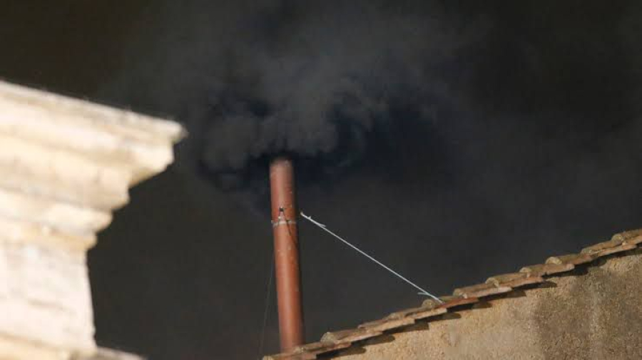 Fumaça preta sai da capela sistina: ainda não há novo Papa