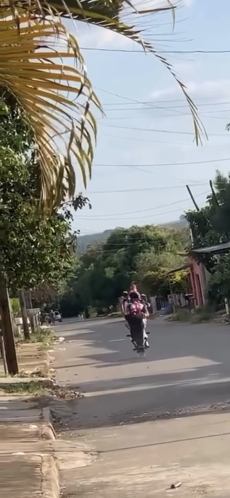Deu ruim! Jovem tenta impressionar com manobra e encontra polícia 