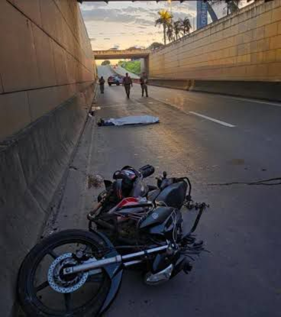 Pedra cai de caminhão e mata motociclista 